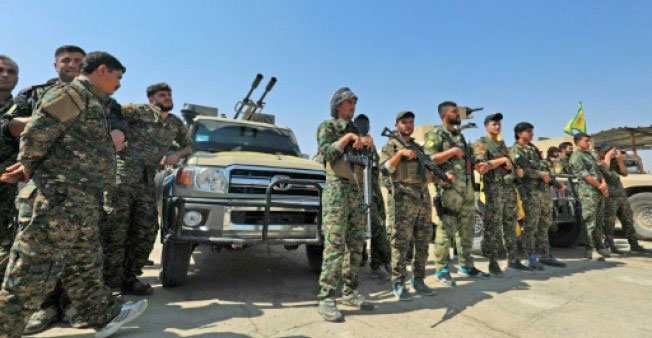  Members of the People's Protection Units gather in the Syrian town of Shadadi on Tuesday (AFP photo)