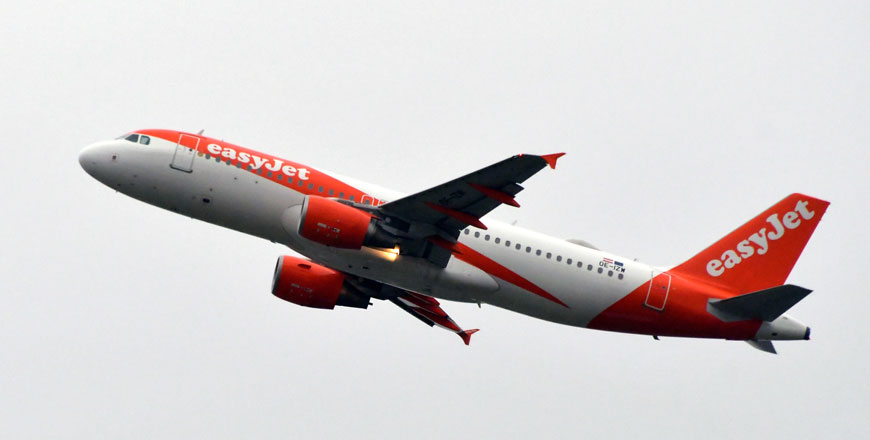 An Airbus A320-214 of British airline Easyjet takes off from the Airbus delivery centre, in Colomiers, near Toulouse, southwestern France, on November 15, 2019 (AFP photo)