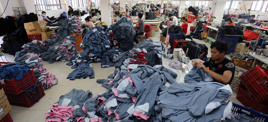 In this file picture taken on May 12, 2015, Chinese workers make jeans at a clothing factory in Shishi, east China's Fujian province. A plunge in a gauge of Chinese factory activity fuelled fresh fears about the world's number two economy and the global outlook on Wednesday (AFP photo)
