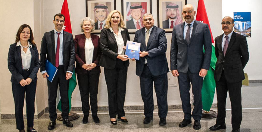 Foreign Ministry Secretary-General for Diplomatic and Expatriates Affairs Majed Qatarneh on Sunday meets with Vice-President of the European Parliament and Head of the European Election Observation Mission Zeljana Zovko (Petra photo)
