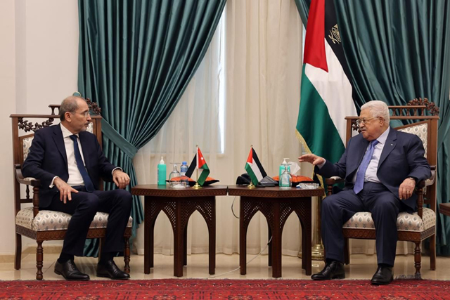 Palestinian President Mahmoud Abbas meets with Deputy Prime Minister and Foreign Minister Ayman Safadi in Ramallah on Tuesday (Photo courtesy of Foreign Ministry)