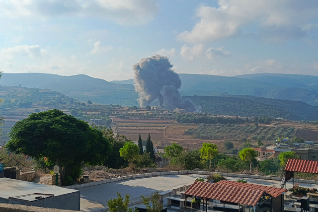 Smoke billows from the site of an Israeli airstrike on Zibqin in southern Lebanon on August 25, 2024 (AFP photo)