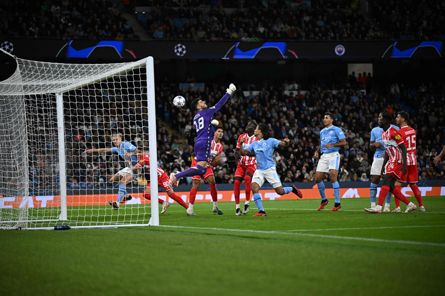 Manchester City’s Argentinian striker #19 Julian Alvarez (unseen) shoots a free kick and scores his team second goal past Red Star’s Israeli goalkeeper #18 Omri Glazer (centre) during the UEFA Champions League Group G football match between Manchester City and FC Crvena Zvezda (Red Star Belgrade) at the Etihad Stadium in Manchester, north west England, on Tuesday (AFP photo)