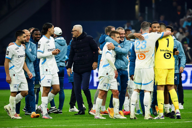 Marseille's players celebrate their victory of the French L1 football match between Olympique de Marseille (OM) and AS Monaco at the Stade Velodrome in Marseille, southern France on December 1 (AFP photo)