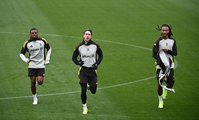 Juventus' Serbian forward #09 Dusan Vlahovic (centre), Juventus' French defender #15 Pierre Kalulu (left) and Juventus' French midfielder #19 Khephren Thuram-Ulien attend a training session at the Continassa training ground in Turin on Tuesday (AFP photo)