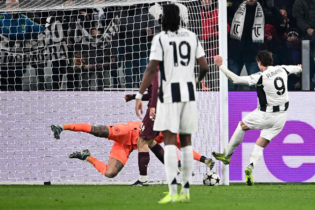 Juventus' Serbian forward #09 Dusan Vlahovic scores his team's first goal during the UEFA Champions League, league phase day 6, football match between Juventus (ITA) and Manchester City (ENG) at the Allianz stadium in Turin, on Wednesday (AFP photo)