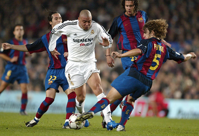 FC Barcelona's Puyol (right), Luis Garcia (left) and Brazilian Mota (centre) vie with Real Madrid Brazilian Ronaldo in a Liga match at Camp Nou stadium in Barcelona on December 6, 2003 (AFP photo)
