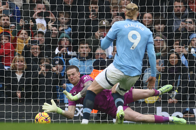 Everton's English goalkeeper #01 Jordan Pickford saves a penalty from Manchester City's Norwegian striker #09 Erling Haaland during the English Premier League football match between Manchester City and Everton at the Etihad Stadium in Manchester, north west England, on Thursday (AFP photo)
