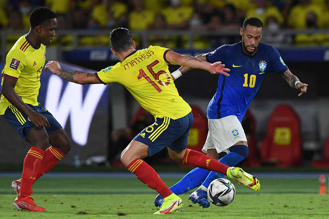 Brazil’s Neymar (right) vie for the ball during the South American qualification football match for the FIFA World Cup on Sunday (AFP photo)