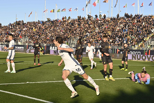 Inter Milan's Italian defender #36 Matteo Darmian (centre) celebrates after scoring the first goal during the Italian Serie A football match between Unione Venezia and Inter Milan at the Pier Luigi Penzo Stadium in Venice, on Sunday (AFP photo)