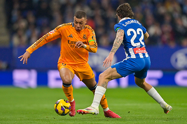Real Madrid's French forward #09 Kylian Mbappe (left) gets past Espanyol's Spanish defender #22 Carlos Romero during the Spanish league football match between RCD Espanyol and Real Madrid CF at the RCDE Stadium in Cornella de Llobregat on Saturday (AFP photo)