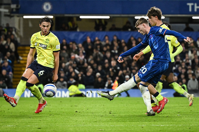 Chelsea's English midfielder #20 Cole Palmer (right) takes a shot on goal during the English Premier League football match between Chelsea and Southampton at Stamford Bridge in London on Tuesday (AFP photo)