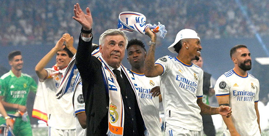 Real Madrid's Italian coach Carlo Ancelotti waves as he walks on the pitch with his players during the club's celebration of their 14th European Cup at the Santiago Bernabeu Stadium in Madrid on May 29, 2022 (AFP photo)