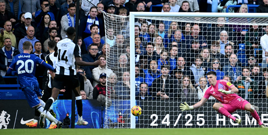 Newcastle United's English goalkeeper #22 Nick Pope concedes the team's second goal from Chelsea's English midfielder #20 Cole Palmer (left) during the English Premier League football match between Chelsea and Newcastle United at Stamford Bridge in London on Sunday (AFP photo)