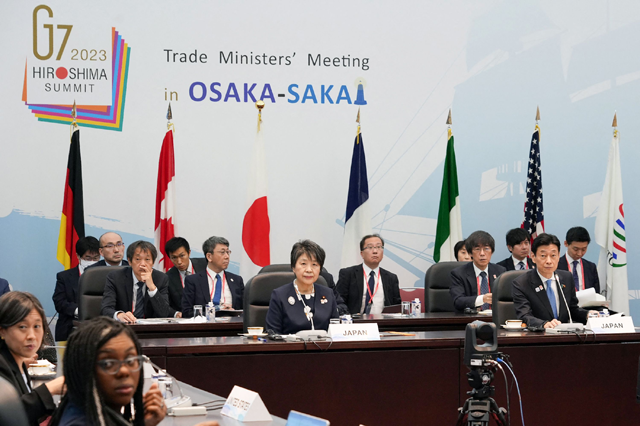 Japan's minister of economy, trade and industry Yasutoshi Nishimura and Japan's minister for foreign affairs Yoko Kamikawa attend the G-7 trade ministers' meeting in Osaka on Sunday (AFP photo)