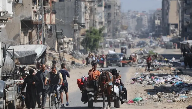 Palestinians transport their belongings as they flee areas north of Gaza City in the northern Gaza Strip on October 12, 2024 (AFP photo)