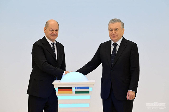 This handout photograph taken and released by Uzbekistan's presidential press service on September 16, 2024 shows Uzbek President Shavkat Mirziyoyev (R) meeting German Chancellor Olaf Scholz as they take part in the launching ceremony of the joint School of management training in Samarkand (AFP photo)