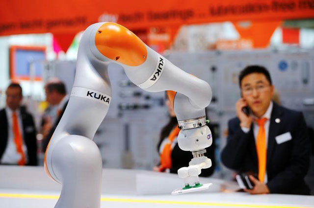 A robot arm of German industrial robot maker Kuka is pictured at the company’s stand during the Hannover Fair in Hanover, Germany, on April 25, 2016 (Reuters file photo)