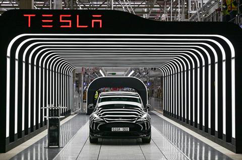 An electric vehicle of the model Y is pictured during the start of the production at Tesla's 'Gigafactory' on March 22, 2022 in Gruenheide, southeast of Berlin (AFP photo)