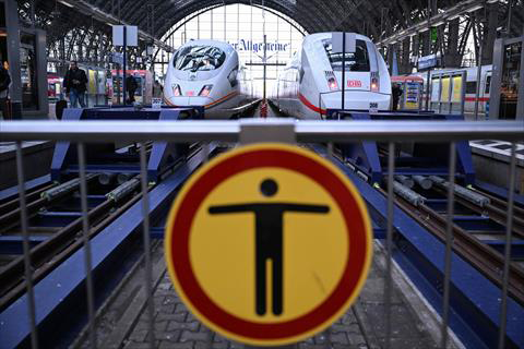Two ICE (Inter City Express) trains of German national railway operator Deutsche Bahn (DB) stand at a platform at the main station of Frankfurt am Main, western Germany on November 16, 2023 (AFP photo)