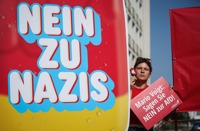Activists hold banners during a protest against far-right AfD (Alternative for Germany) party and its top candidate for regional elections in Thuringia on September 1, during Thuringia's regional elections day (AFP photo)