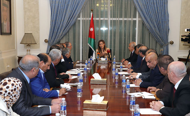 Minister of State for Media Affairs and Government Spokesperson Jumana Ghunaimat meets with military veterans on Wednesday (Petra photo)