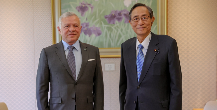 His Majesty King Abdullah meets Japan House of Representatives Speaker Hosoda Hiroyuki, and stresses the importance of parliamentary coordination between Jordan and Japan, especially in economic and investment-related fields (Photo courtesy of Royal Court)