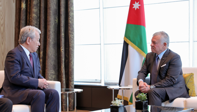 His Majesty King Abdullah expresses appreciation for the development support provided by Japan International Cooperation Agency for projects in Jordan, during a meeting with JICA President Tanaka Akihiko, attended by His Royal Highness Crown Prince Hussein (Photo courtesy of Royal Court)