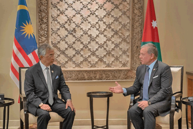 His Majesty King Abdullah meets with His Majesty Al Sultan Abdullah Ri'ayatuddin Al Mustafa Billah Shah of Malaysia on Wednesday (Photo courtesy of Royal Court)