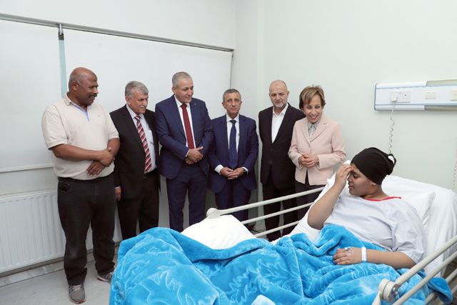 HRH Princess Basma, president of the Goodwill Campaign Higher Committee of the Jordanian Hashemite Fund for Human Development, on Monday checked on the condition of patients who receive treatment at Shmeisani Hospital as part of the campaign (Petra photo)