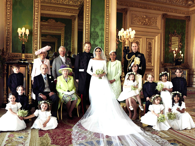 This photo released by Kensington Palace on behalf of the duke and duchess of Sussex on Monday shows Britain's Prince Harry, duke of Sussex, (centre-left) and his wife Meghan, duchess of Sussex, (centre-right) posing for an official wedding photograph with several members of the British royal family ,including Duke of Edinburgh Prince Philip and Britain's Queen Elizabeth II (AFP photo)