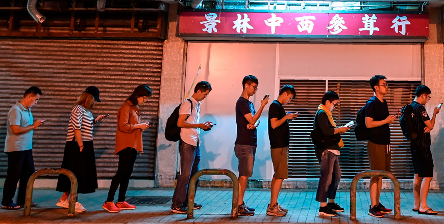 People queue to cast their vote during the district council elections in Tseung Kwan O district in Hong Kong on Sunday   (AFP photo)