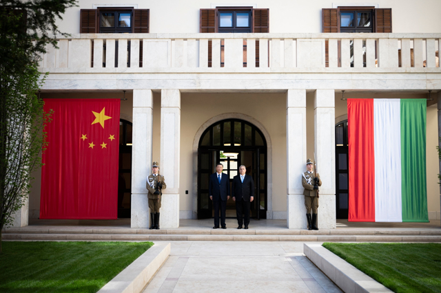 Chinese President Xi Jinping (centre left) and Hungarian Prime Minister Viktor Orban  stand in front of the Carmelita Monastery, the prime minister’s headquarter, at Buda Castle quarter in Budapest, Hungary prior to their official talks on Thursday (AFP photo)