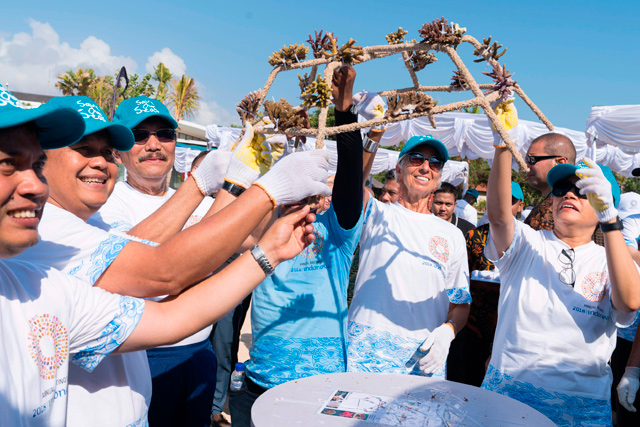 This handout photo taken and released by the International Monetary Fund (IMF) on Sunday shows IMF Managing Director Christine Lagarde (2nd right), Indonesia Bank Governor Perry Warjiyo (2nd left), Indonesia's Finance Minister Sri Mulyani Indrawati (right) and Indonesian Minister Luhut Binsar Pandjaitan (3rd left) holding up their coral fragments that they built to help rehabilitate the threatened coral reefs, ahead of the start of the 2018 IMF/World Bank annual meetings in Nusa Dua on the Indonesian resort island of Bali (AFP photo)