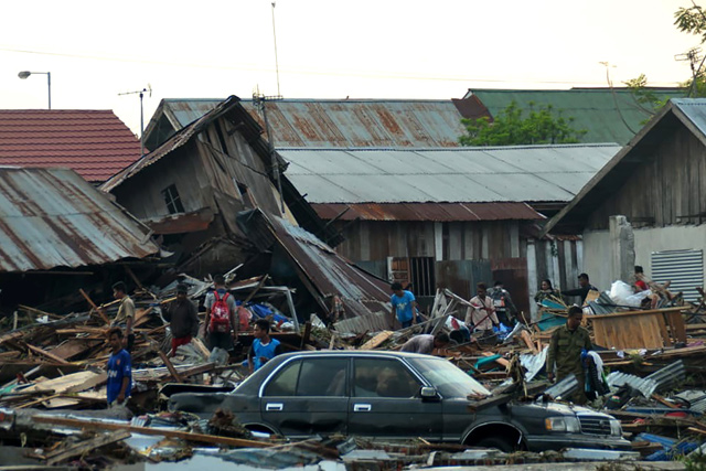 Residents trying to salvage belongings from their homes which collapsed after an earthquake and tsunami hit Palu on Sulawesi Island on Saturday  (AFP photo)  