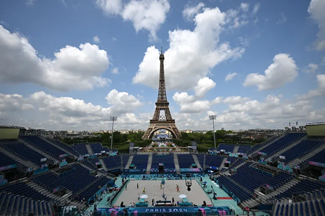 Australia's athletes take part in a beach volleyball training session at the Eiffel Tower Stadium in Paris, on July 24, 2024 (AFP photo)