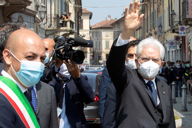 Italian President Sergio Mattarella (right), escorted by Codogno Mayor Francesco Passerini (left), waves to residents during a private visit on the Republic Day in homage to the victims of COVID-19 in Codogno, near Milan, on Tuesday (AFP photo)