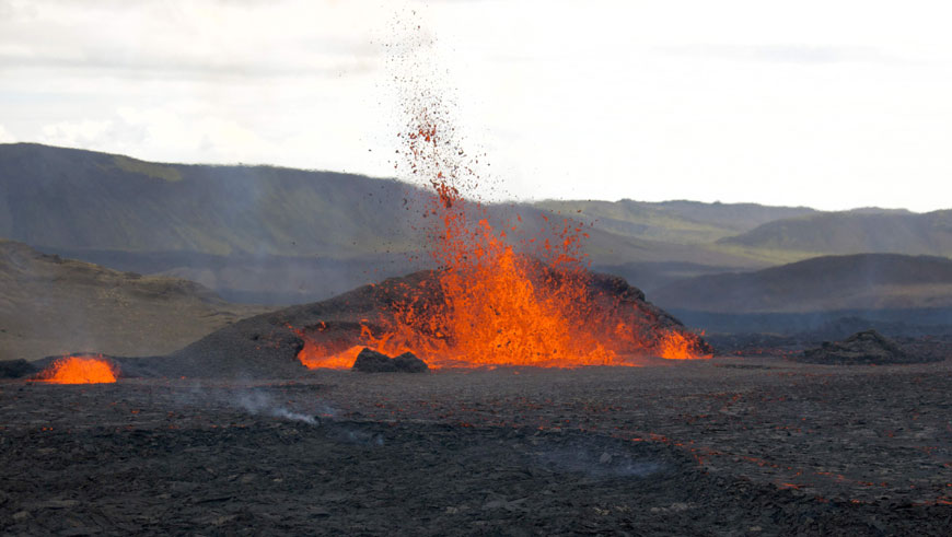 Lava spews from the vulcano in Fagradalsfjall, Iceland, around 40 kilometres from the capital Reykjavik, on Wednesday, following an eruption that has been ongoing since August 3 (AFP photo)