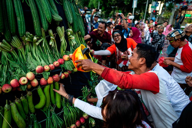 Supporters of newly sworn-in Indonesian President Joko Widodo build a 7-metre tumpeng, a towering rendition of the country's popular cone-shaped dish, in Surabaya, on Sunday  (AFP photo)