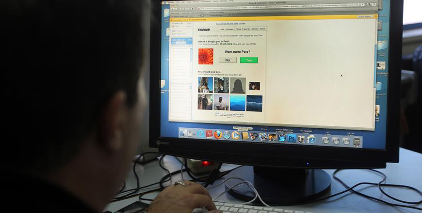 The number of Internet users in Jordan reaches 10.7 million, representing a penetration rate of 92.5 per cent of the total population (JT file)