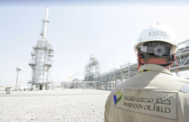 A worker walks through the Majnoon oilfield in Basra, 420 km southeast of Baghdad, October 6, 2013 (Reuters file photo)