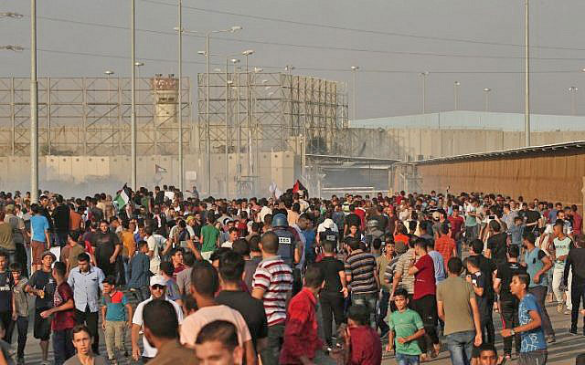 Palestinians chant slogans and wave flags during clashes at the Erez crossing along the border with Israel, on September 4  (AFP photo)