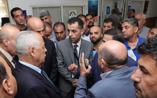 Royal Hashemite Court Chief Yousef Issawi and Minister of Finance Ezzeddine Kanakrieh visit north Amman’s Department of Land and Survey on Thursday (Petra photo)