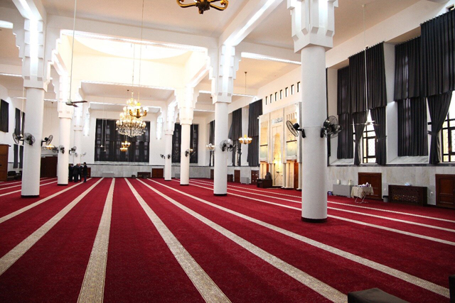 Work has commenced to renew the carpets of the Dome of the Rock Mosque and Al Qibli Mosque at Al Aqsa Mosque at the expense of His Majesty King Abdullah, the Custodian of the Islamic and Christian holy sites in Jerusalem, Royal Court Chief Yousef Issawi announced on Saturday (Petra photo)