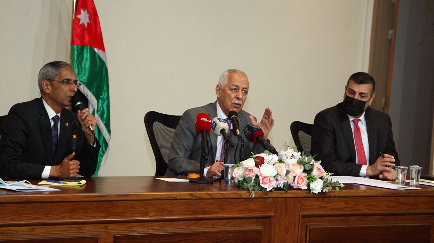 Royal Court Chief Yousef Issawi speaks during a meeting to launch the Mafraq development initiatives at Al al-Bait University on Thursday  (Petra photo)
