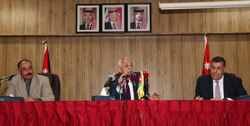 Royal Court Chief Yousef Issawi speaks during a meeting with dignitaries, youth and women representatives in Jerash on Thursday (Petra photo)