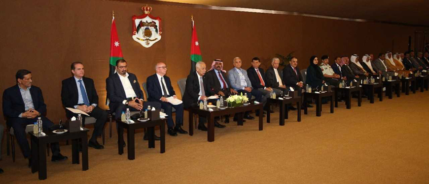 Royal Court Chief Yousef Issawi meets with dignitaries of the Northern Badia on Thursday (Petra photo)