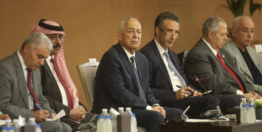 Royal Court Chief Yousef Issawi during a meeting with a number of dignitaries and representatives from Aqaba on Saturday (Petra photo)