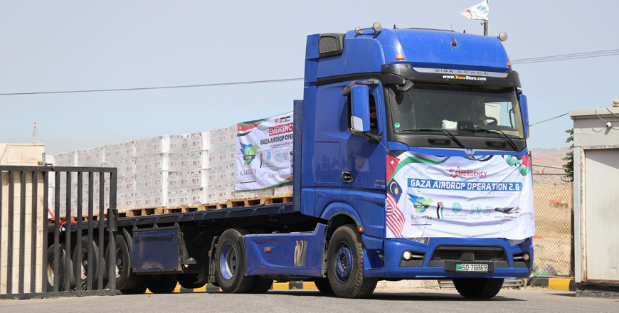 The Jordan Hashemite Charity Organisation (JHCO) announces on Sunday that the number of Jordanian trucks delivering aid to Gaza increased to 120 in a week (Petra photo)