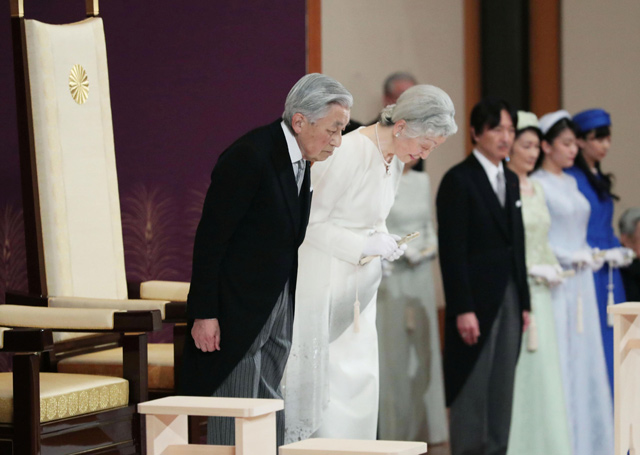 Japan's Emperor Akihito and Empress Michiko bow as they leave a ritual called Taiirei-Seiden-no-gi, a ceremony for the emperor's abdication, at the Imperial Palace in Tokyo, Japan, on Tuesday (Reuters photo)